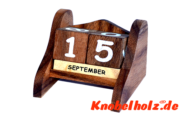 Holzkalender mit Holzwürfeln small Kalender aus Holz mit den Maßen 9,2 x 9,0 x 8,0 cm samanea wooden brain teaser