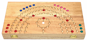 Barricade Blockade rund für 6 Spieler zusammen geklappt, ein Würfelspiel in Holz zum Klappbrett für die ganze Familie mit den Maßen 39,0 x 39,0 x 3,5 cm , barricade wooden game board round monkey pod