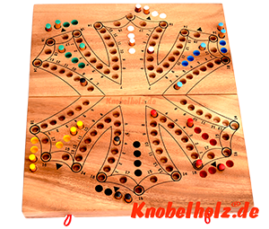 Tock Tock Spiel XL aus Holz für 6 Spieler ist ein Unterhaltungsspiel mit Karten in den Maßen 25,8 x 25,8 x 2,5 cm Tock Saman
