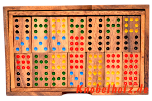 Domino spielen mit mehreren Personen das bis 9 Punkten viel Spass beim anlegen der Steine.