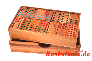 Domino spielen mit mehreren Personen das bis 9 Punkten viel Spass beim anlegen der Steine.