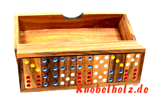 Domino spielen mit mehreren Personen das bis 6 Punkten viel Spass beim anlegen der Steine.