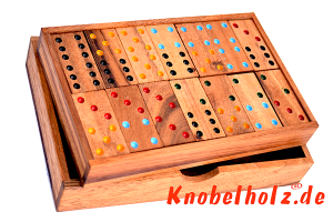 Domino spielen mit mehreren Personen das bis 6 Punkten viel Spass beim anlegen der Steine.