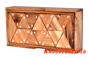 Triomino das Dreiecks Domino mit Zahlen spielen und rechnen lernen mit Kindern ...schön aufgepasst jetzt müssen immer 2 zahlen pro Seite zueinander passen.