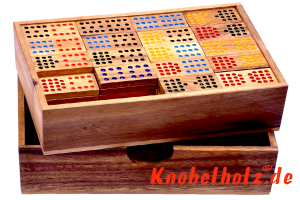 Domino spielen mit mehreren Personen das bis 15 Punkten viel Spass beim anlegen der Steine.