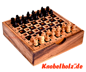 Schach Strategie Spiel mit mini Holzfiguren in Samanea Holzbox für Dich und Deine Gegner auf Reisen