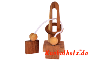 Lord of the Ring schweres Schnurpuzzle Ring und 2 Kugeln in den Maßen 7,2 x 7,2 x 16,5 cm, monkey pod string brain teaser