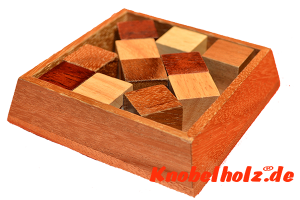 Snake in Box Holzpuzzle in Holzbox mit den Maßen 12,2 x 12,0 x 2,4 cm samanea wooden brain teaser 