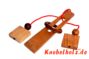 Tang Tong das Lord of the Ring Schnurpuzzle ohne Standfuß mit 1 Ring und 2 Kugeln in den Maßen 4,8 x 16,0 x 4,8 cm, samanea wood string brain teaser